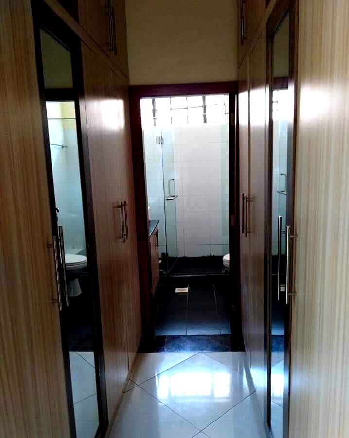 Spacious 4 En-Suite Townhouse with Servant Quarter - Kitisuru