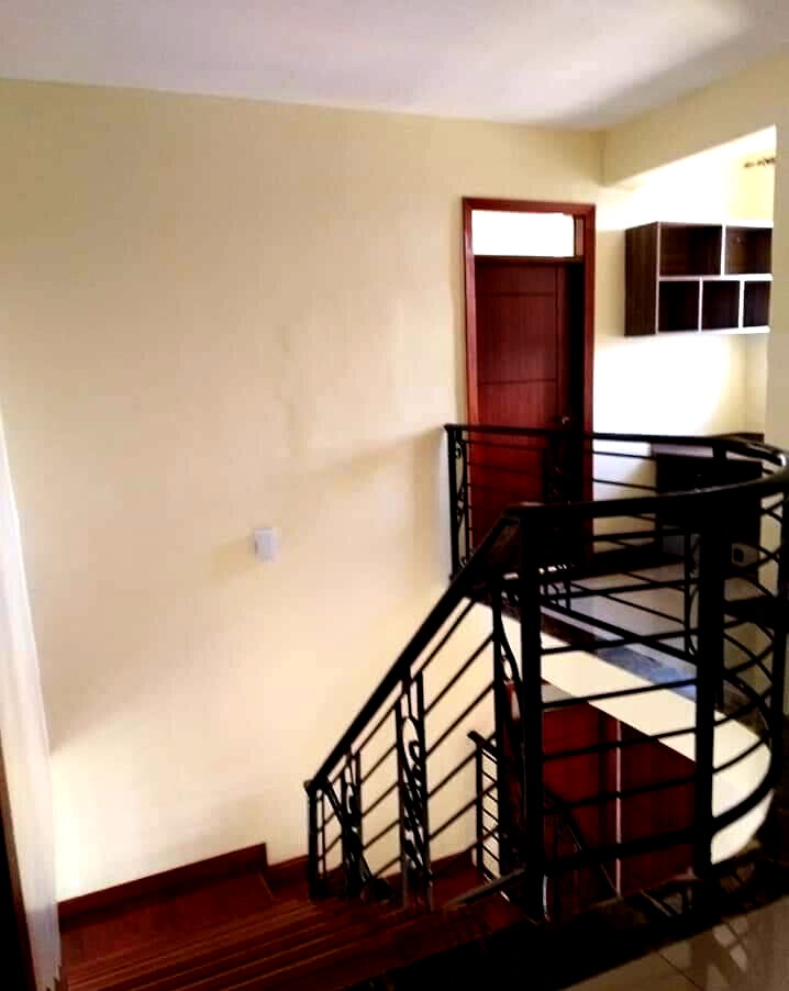 Spacious 4 En-Suite Townhouse with Servant Quarter - Kitisuru