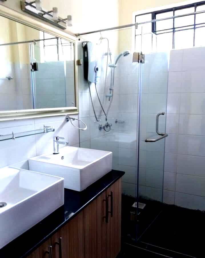Spacious 4 En-Suite Townhouse with Servant Quarter - Kitisuru