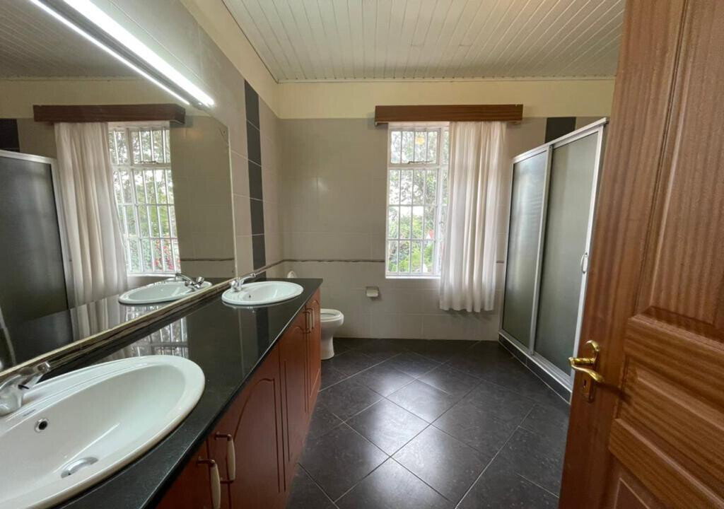 Half-Acre Townhouse with Pool & Guest Room - Nyari
