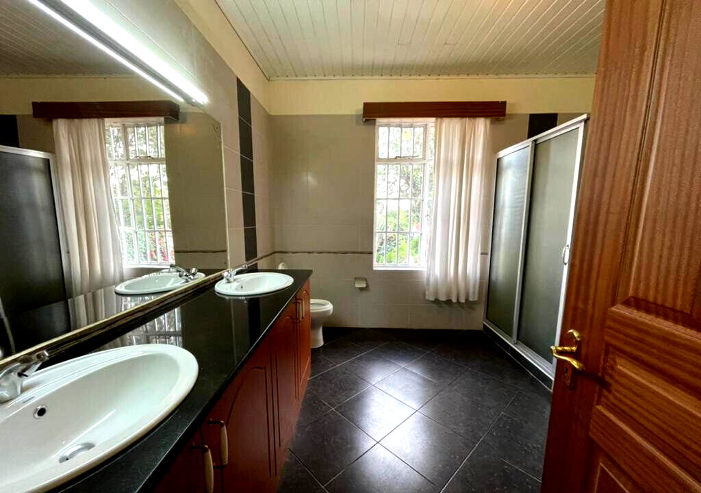 Half-Acre Townhouse with Pool & Guest Room - Nyari