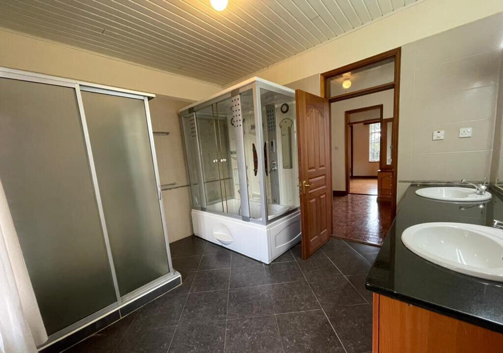 Half-Acre Townhouse with Pool & Guest Room - Nyari