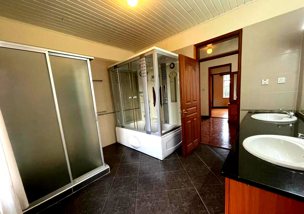 Half-Acre Townhouse with Pool & Guest Room - Nyari