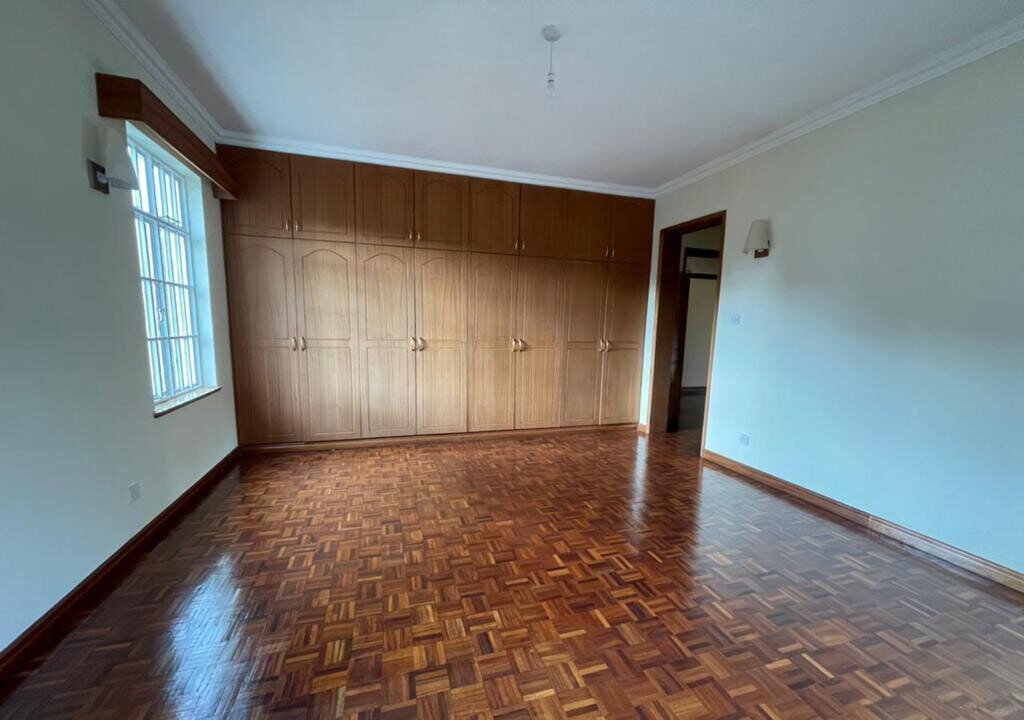 Half-Acre Townhouse with Pool & Guest Room - Nyari