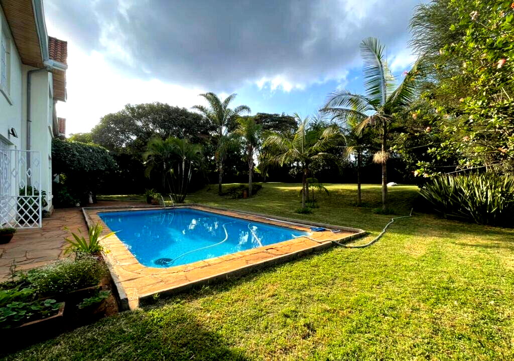 Half-Acre Townhouse with Pool & Guest Room - Nyari