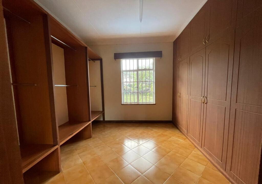 Half-Acre Townhouse with Pool & Guest Room - Nyari