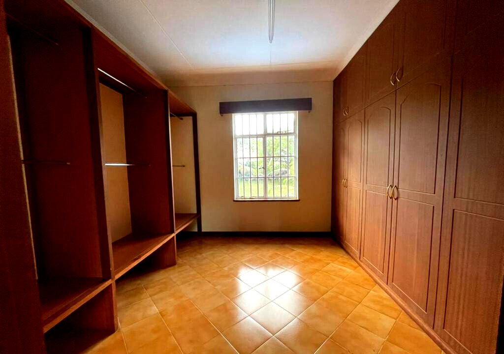 Half-Acre Townhouse with Pool & Guest Room - Nyari