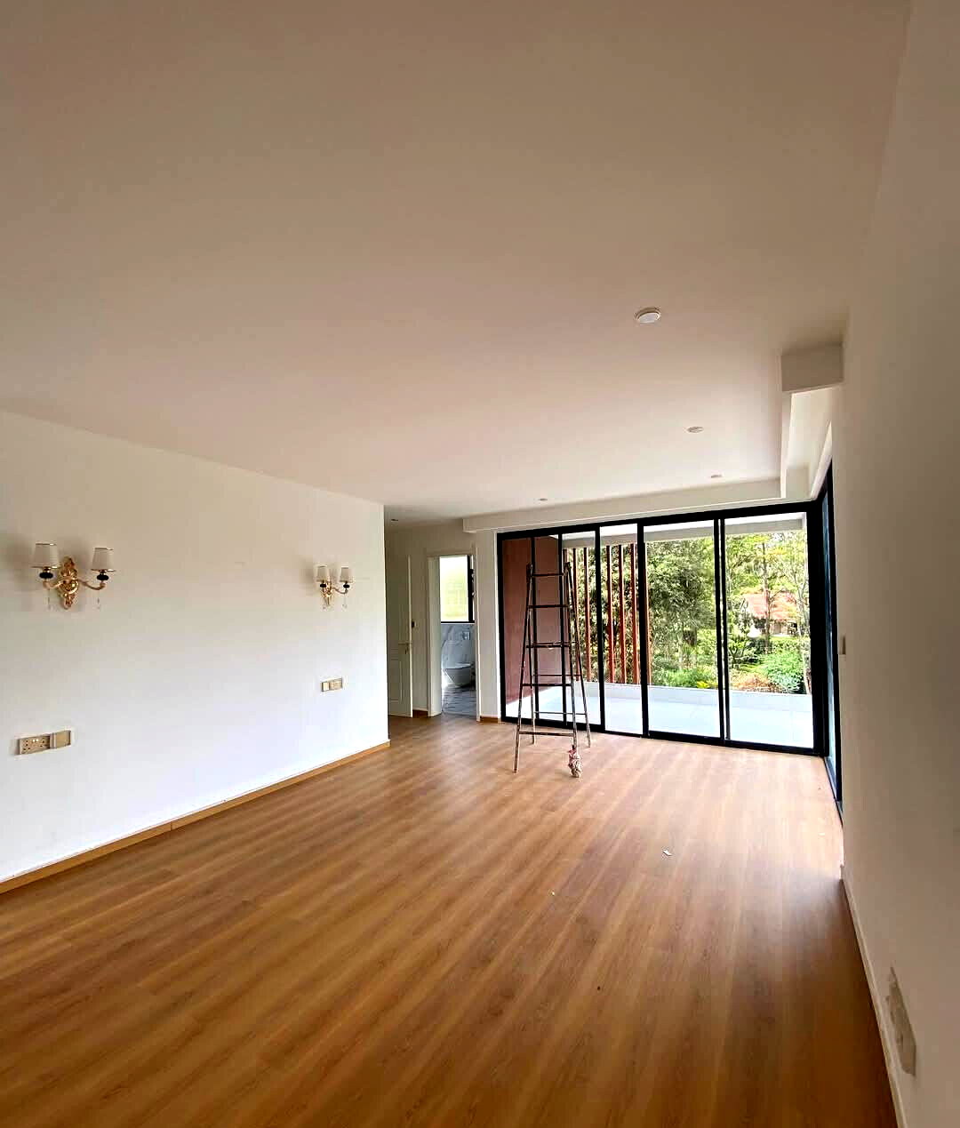 Contemporary 5-Ensuite Villas with Private Gardens - Lavington