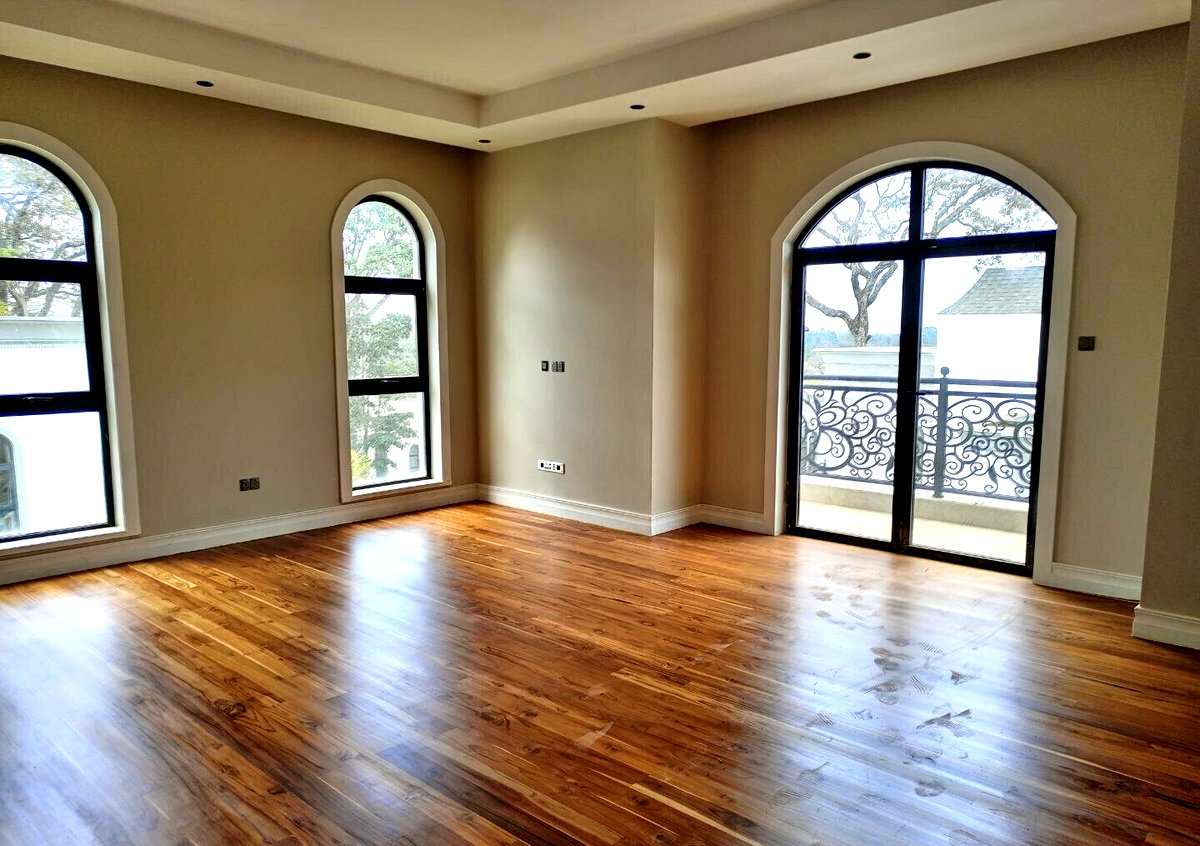 5BR Townhouse with Rooftop Terrace & Heated Pool - Loresho