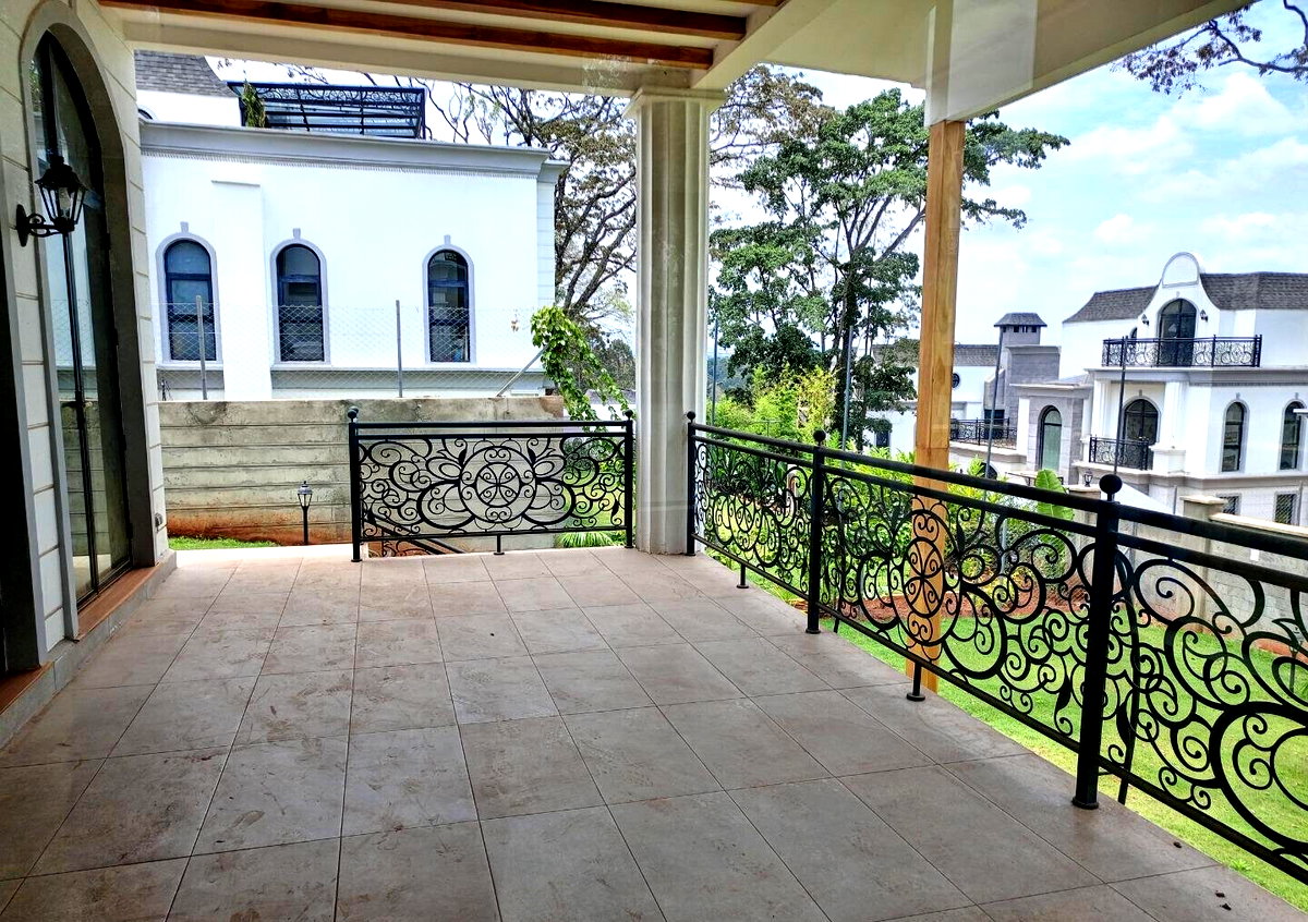 5BR Townhouse with Rooftop Terrace & Heated Pool - Loresho