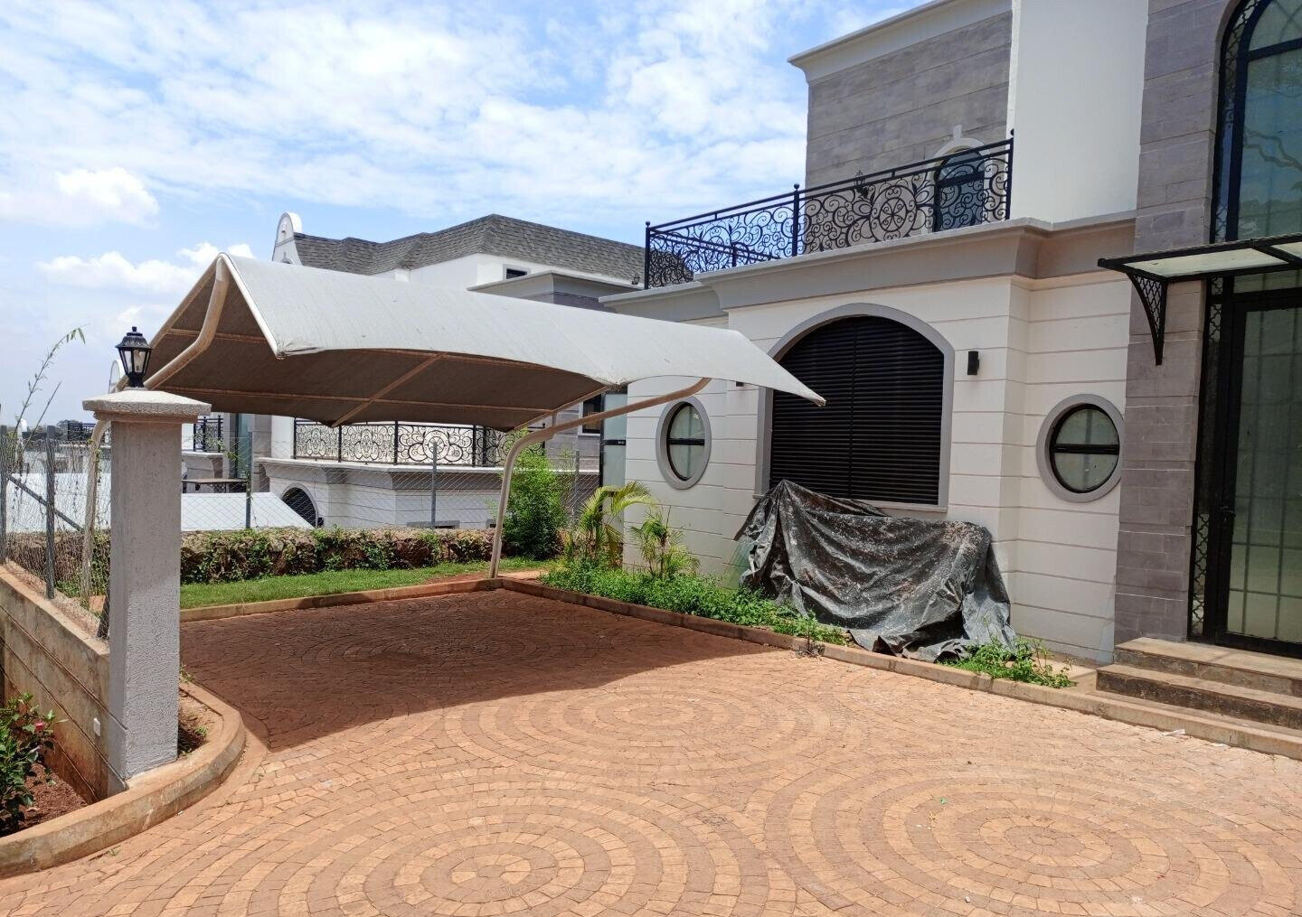 5BR Townhouse with Rooftop Terrace & Heated Pool - Loresho