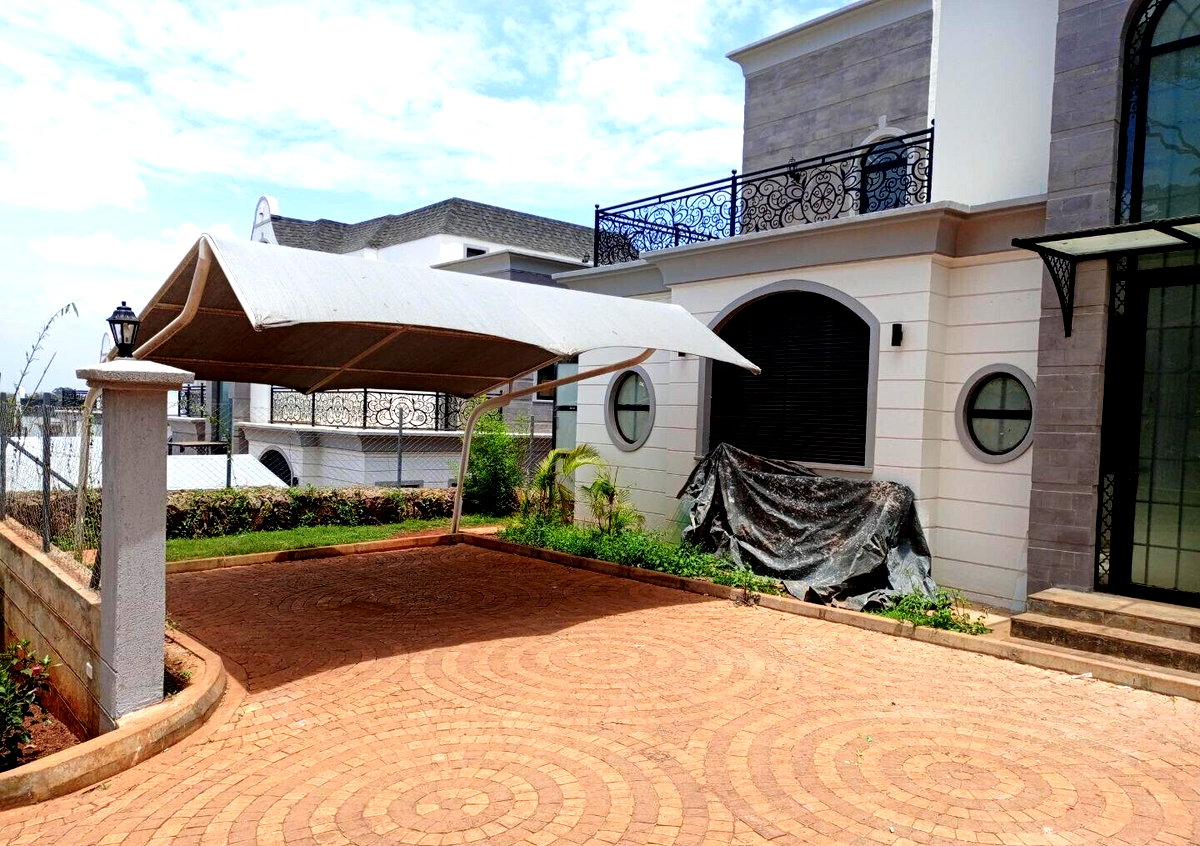 5BR Townhouse with Rooftop Terrace & Heated Pool - Loresho