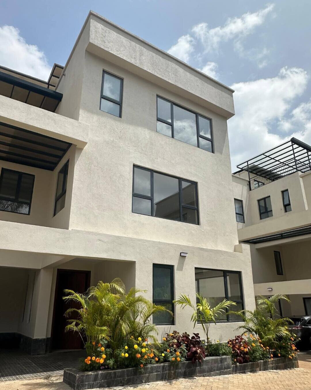 5-Ensuite Townhouse with Rooftop Terrace & Solar - Lavington