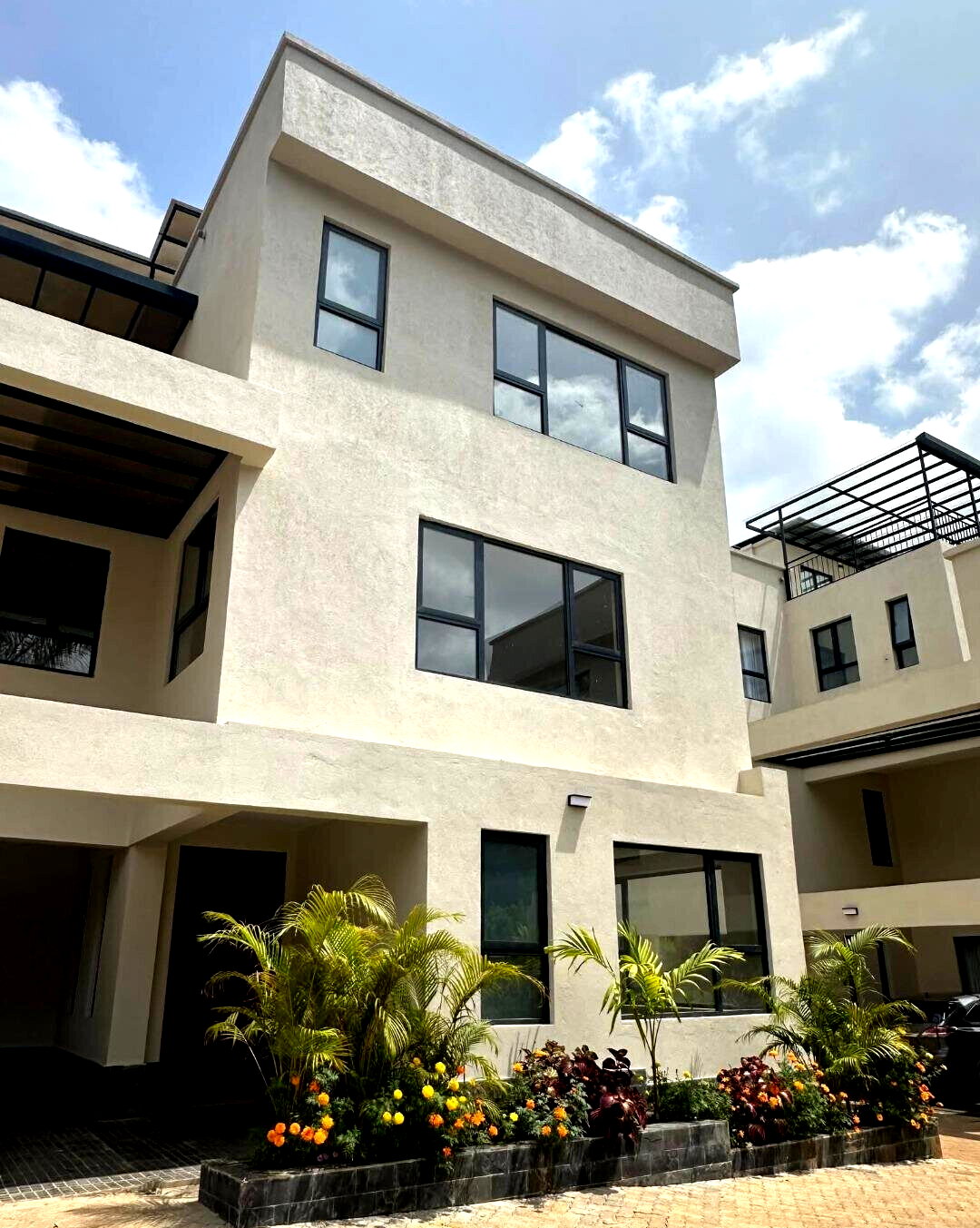 5-Ensuite Townhouse with Rooftop Terrace & Solar - Lavington