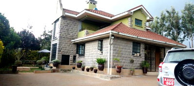 4-Ensuite Townhouse on Half-Acre with DSQ – Hardy, Karen