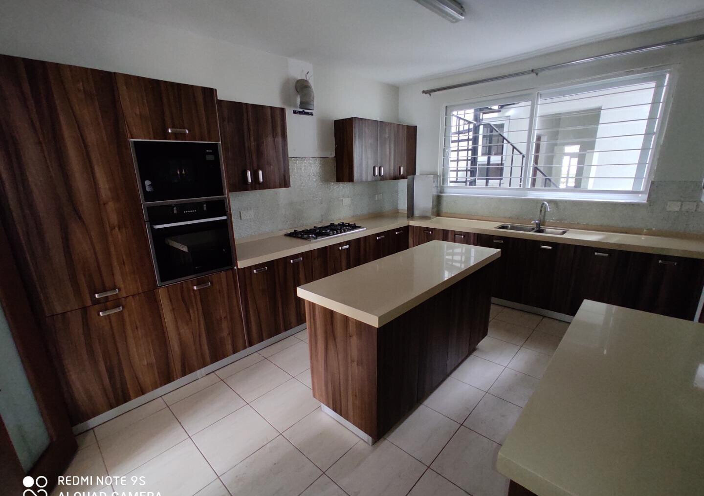5-Ensuite Townhouse with Fireplace & Solar - Lavington