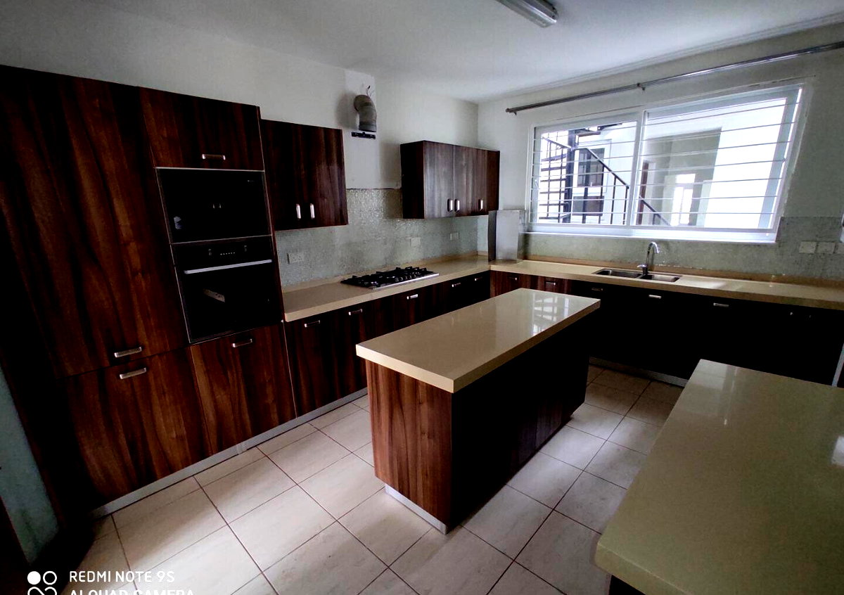 5-Ensuite Townhouse with Fireplace & Solar - Lavington