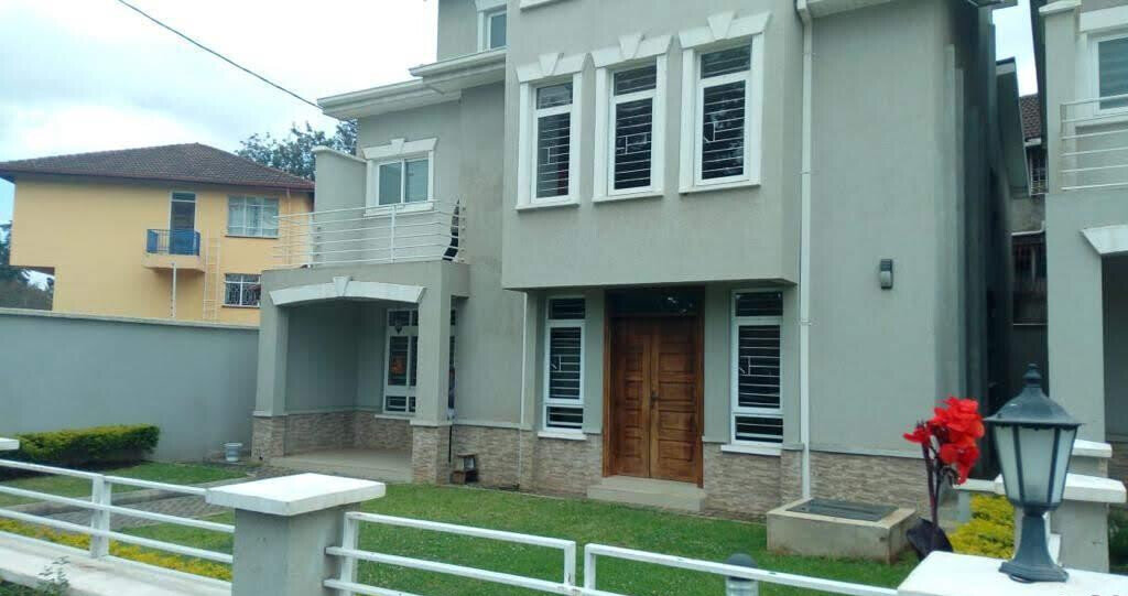 5-Ensuite Townhouse with Fireplace & Solar - Lavington