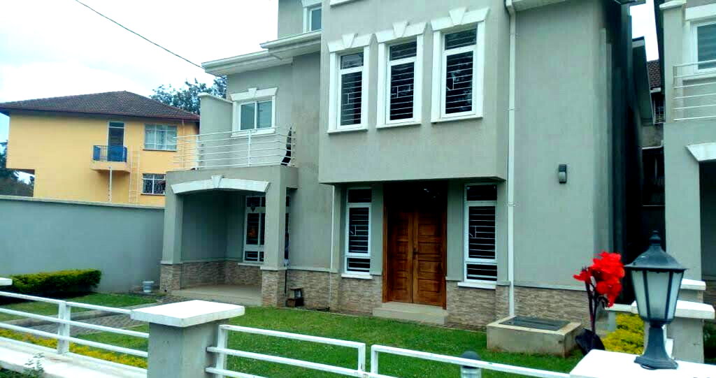 5-Ensuite Townhouse with Fireplace & Solar - Lavington