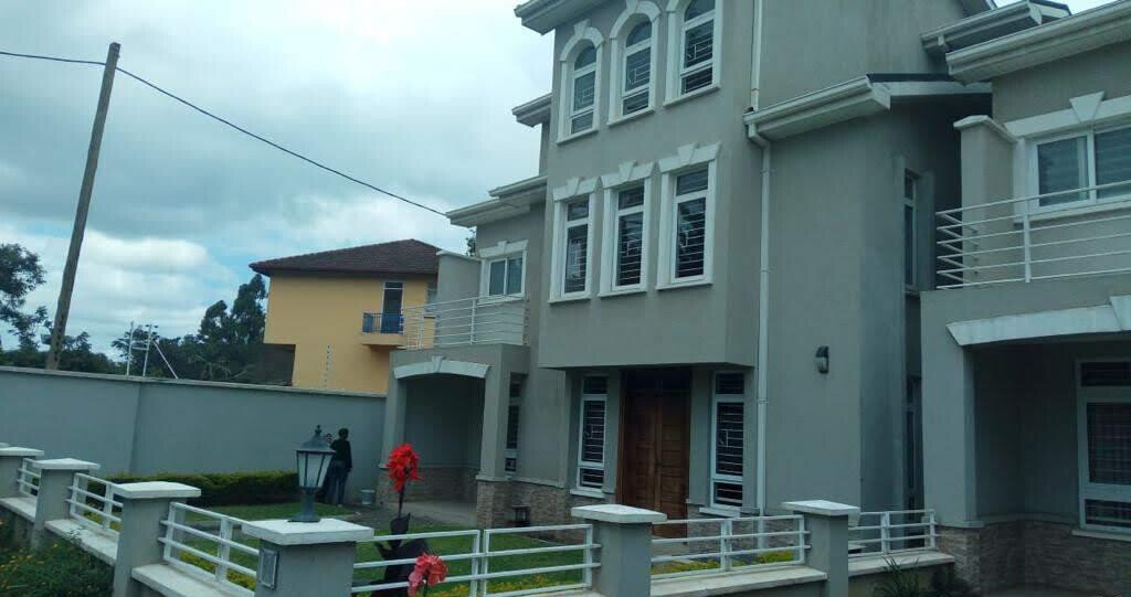 5-Ensuite Townhouse with Fireplace & Solar - Lavington