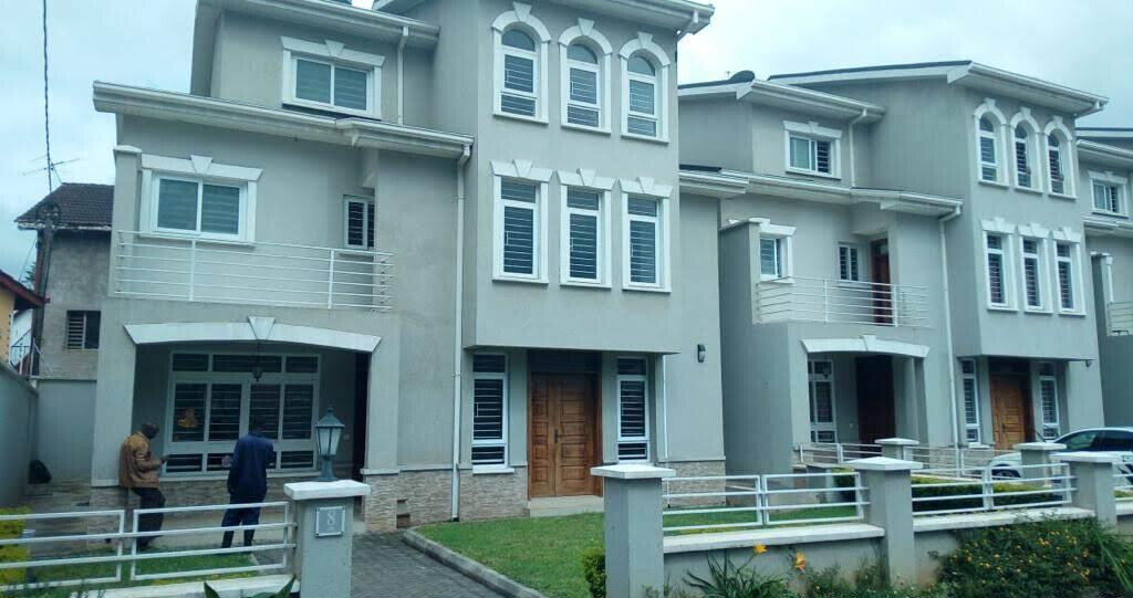 5-Ensuite Townhouse with Fireplace & Solar - Lavington