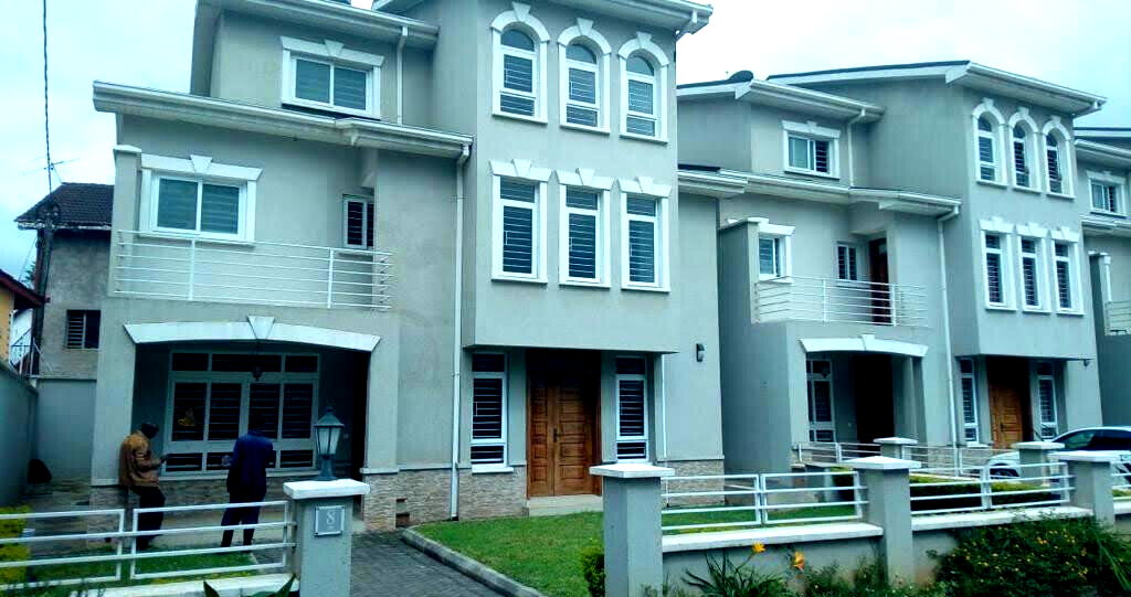 5-Ensuite Townhouse with Fireplace & Solar - Lavington