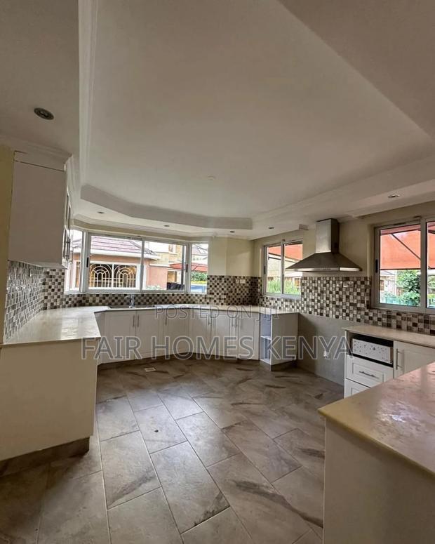5bdrm Townhouse/Terrace in Lavington Green for sale