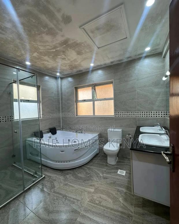 5bdrm Townhouse/Terrace in Lavington Green for sale