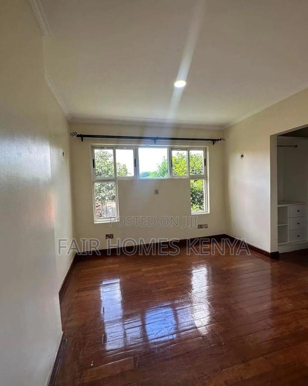 5bdrm Townhouse/Terrace in Lavington Green for sale