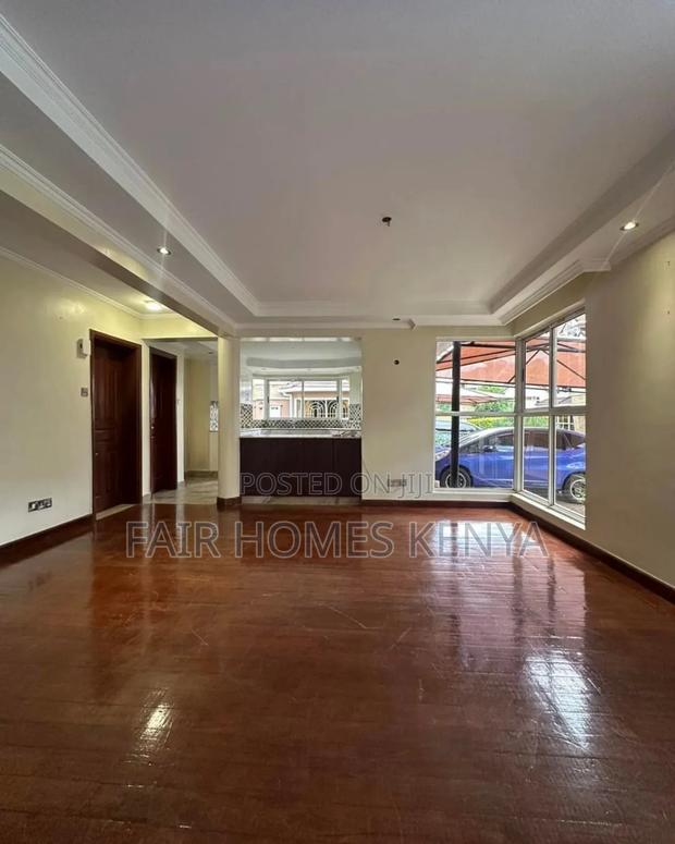 5bdrm Townhouse/Terrace in Lavington Green for sale