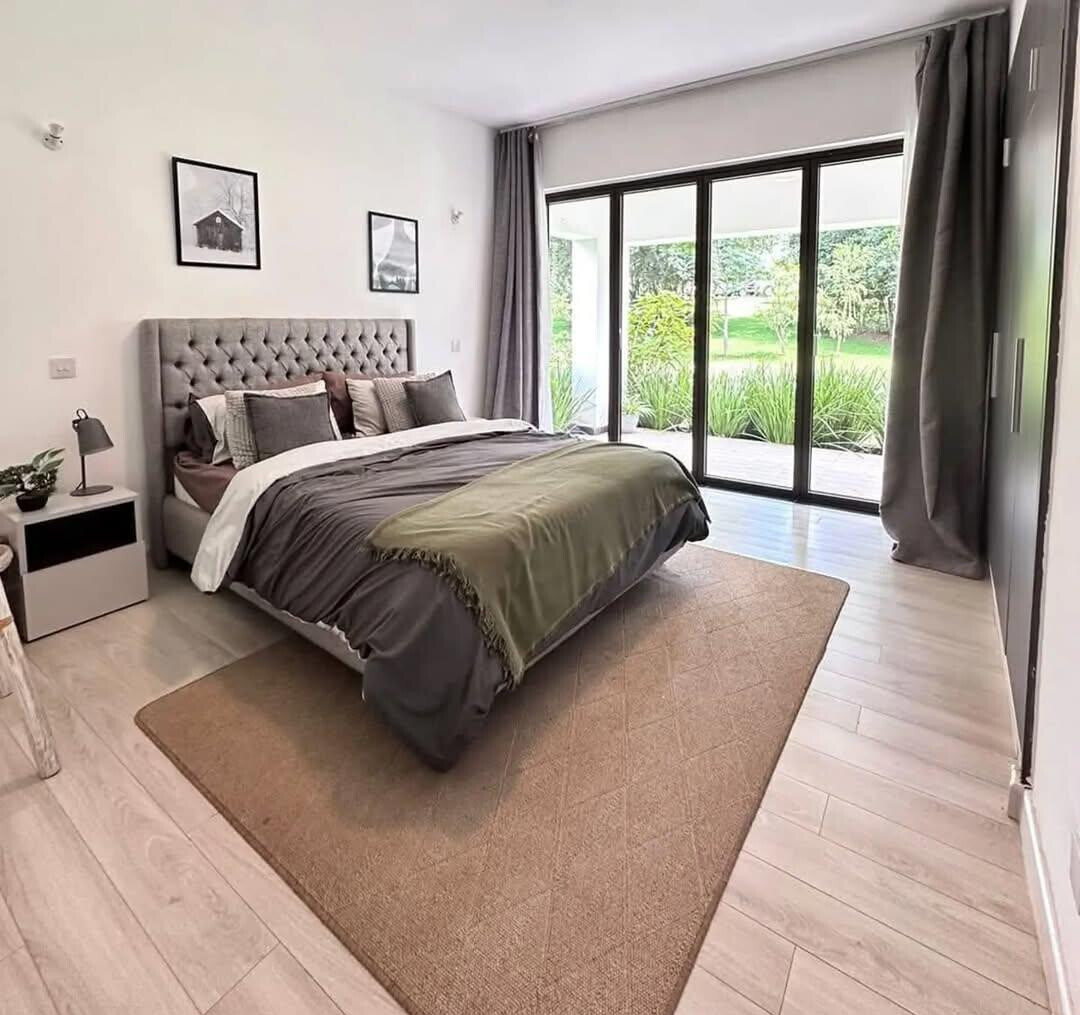 5-Ensuite Townhouse with Forest Views & DSQ – Karen