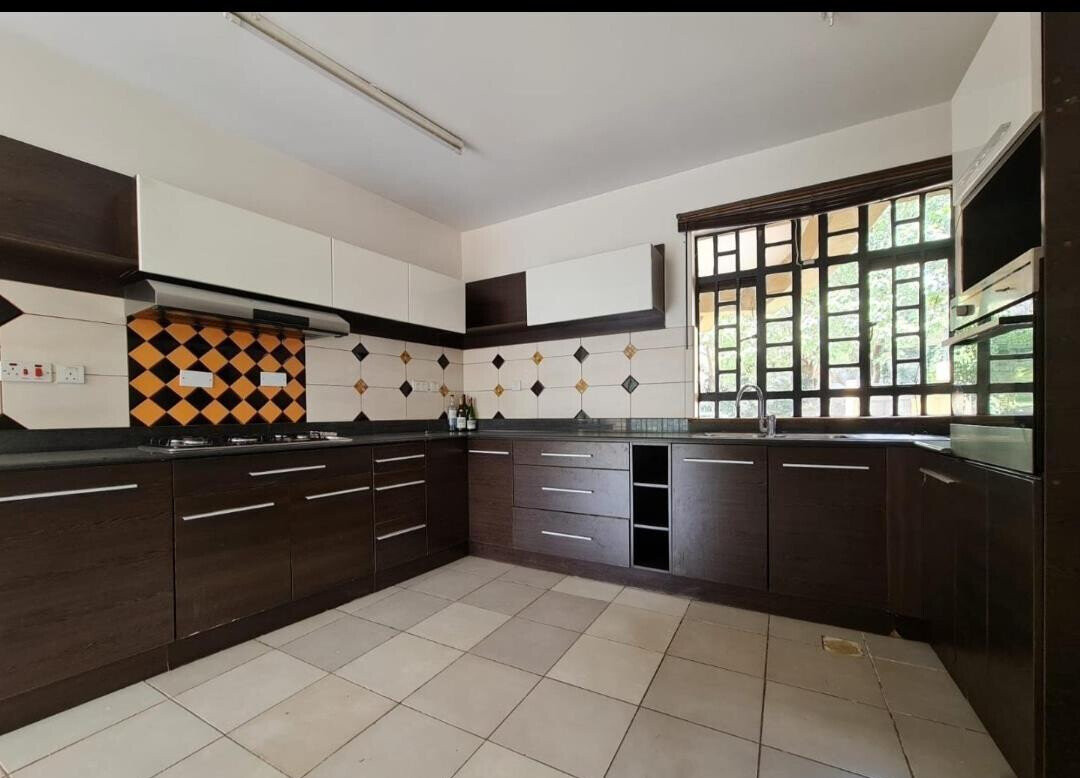 Italian-Design 4-Ensuite Townhouse with Fireplace & Garden - Lavington