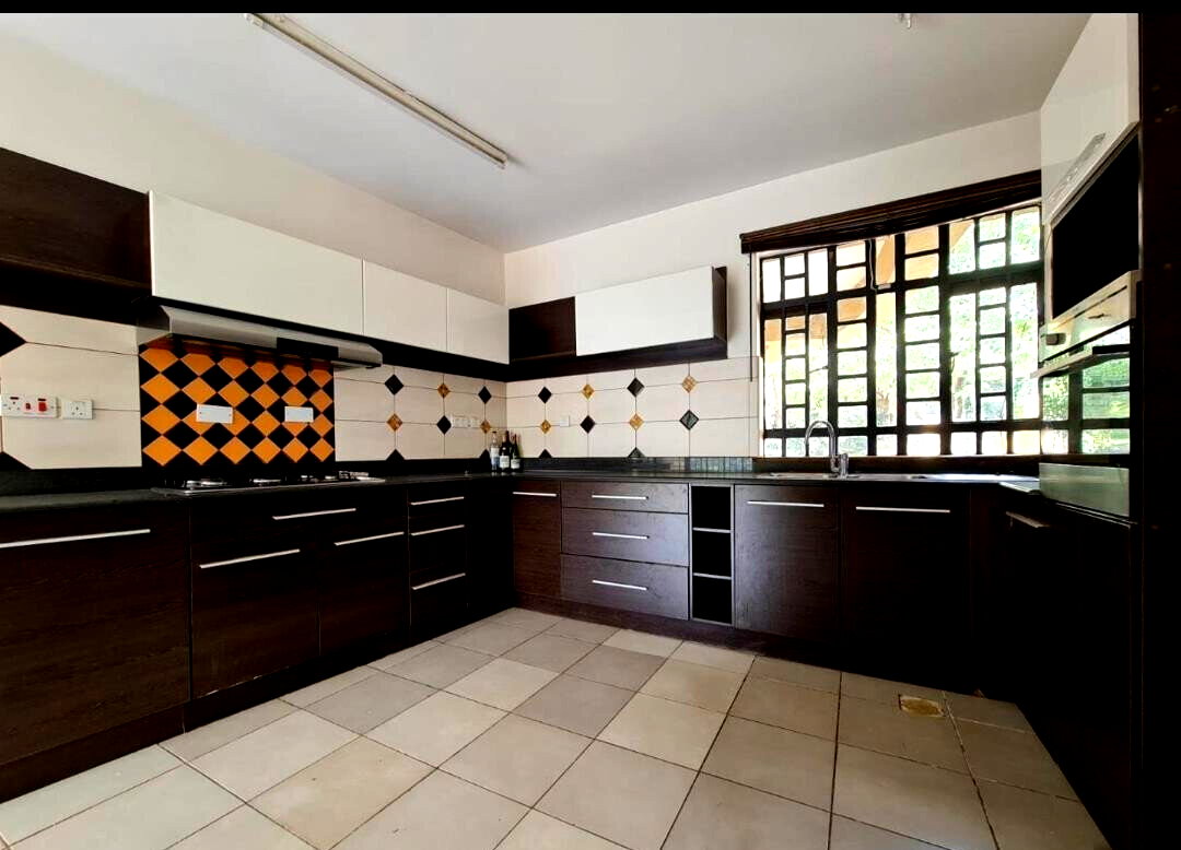 Italian-Design 4-Ensuite Townhouse with Fireplace & Garden - Lavington