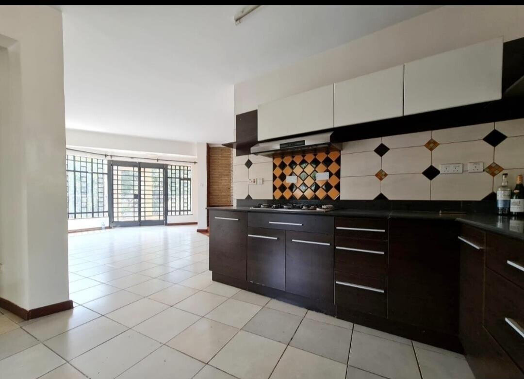 Italian-Design 4-Ensuite Townhouse with Fireplace & Garden - Lavington