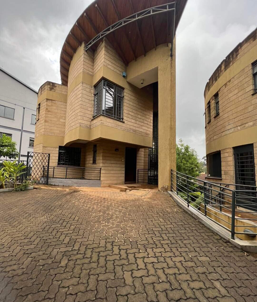 Italian-Design 4-Ensuite Townhouse with Fireplace & Garden - Lavington