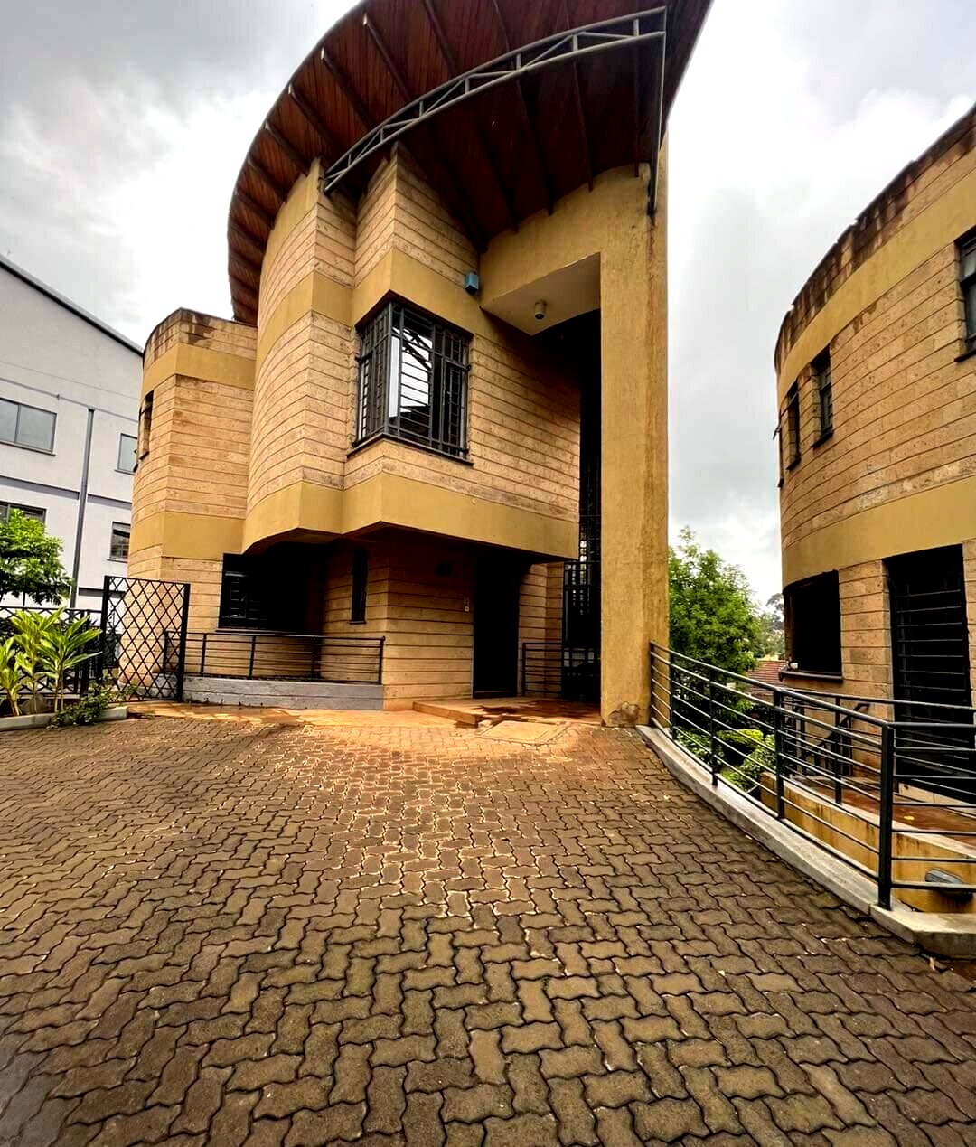 Italian-Design 4-Ensuite Townhouse with Fireplace & Garden - Lavington
