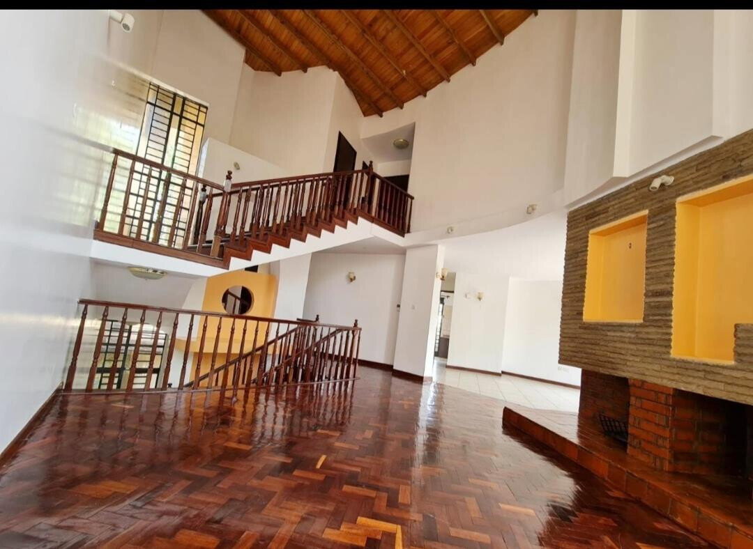 Italian-Design 4-Ensuite Townhouse with Fireplace & Garden - Lavington