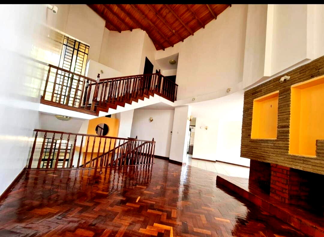 Italian-Design 4-Ensuite Townhouse with Fireplace & Garden - Lavington