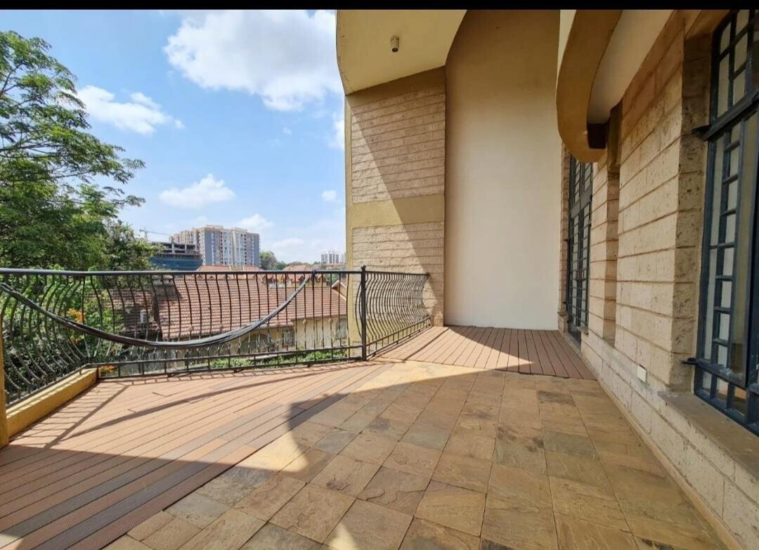 Italian-Design 4-Ensuite Townhouse with Fireplace & Garden - Lavington
