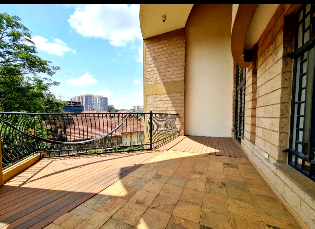 Italian-Design 4-Ensuite Townhouse with Fireplace & Garden - Lavington