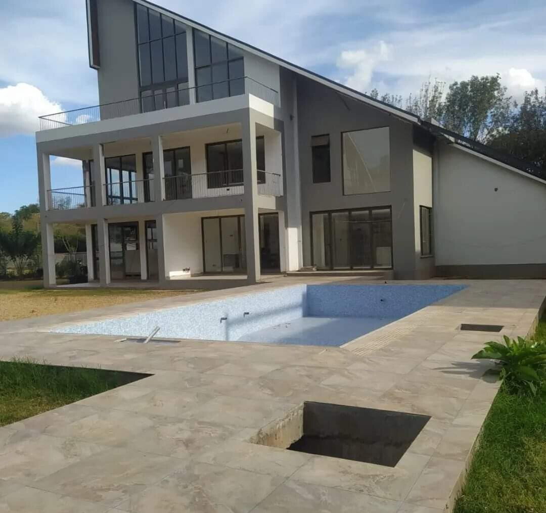 Ambassadorial 6-Bed Villa with Golf Course Views – Karen