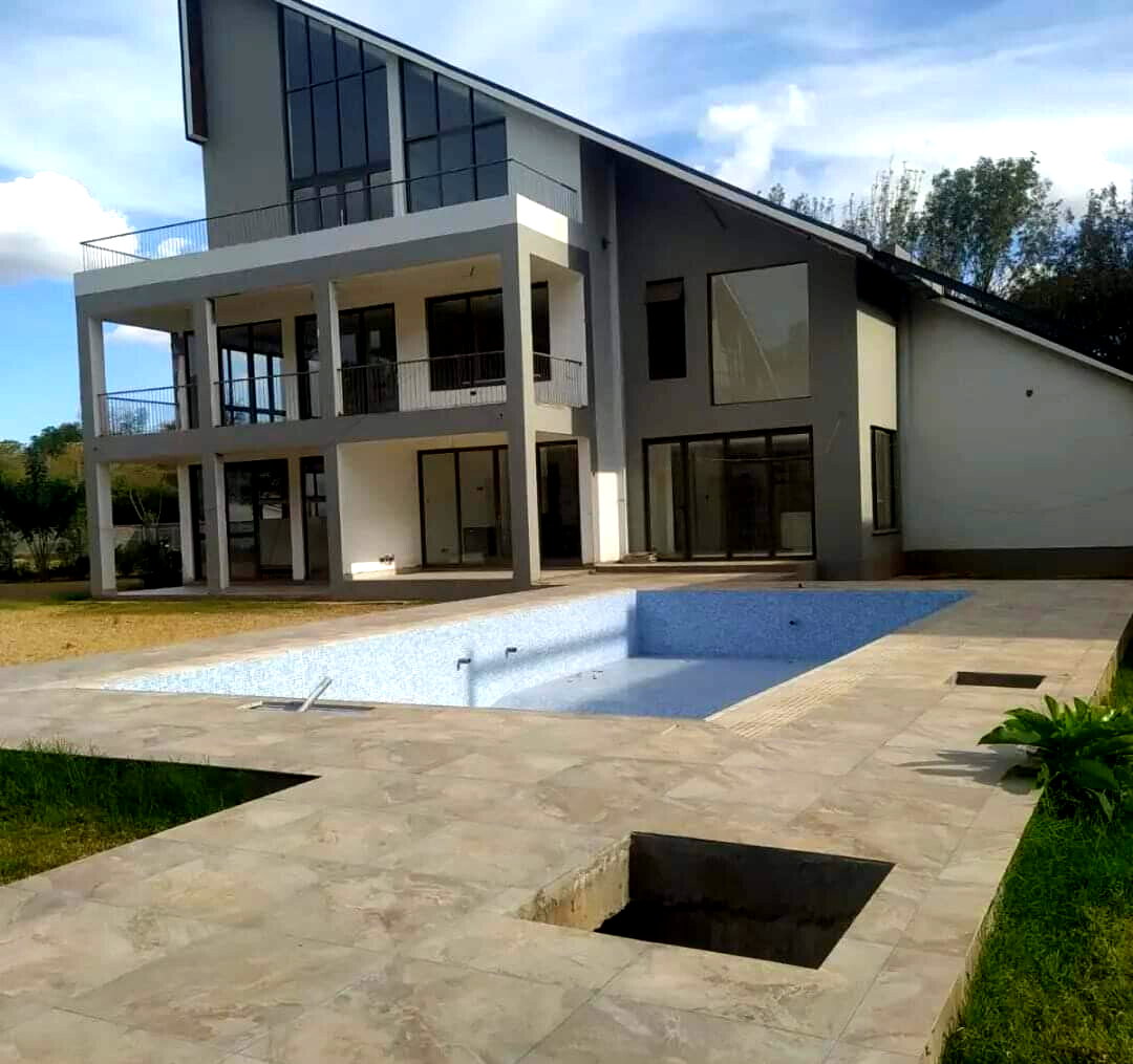 Ambassadorial 6-Bed Villa with Golf Course Views – Karen