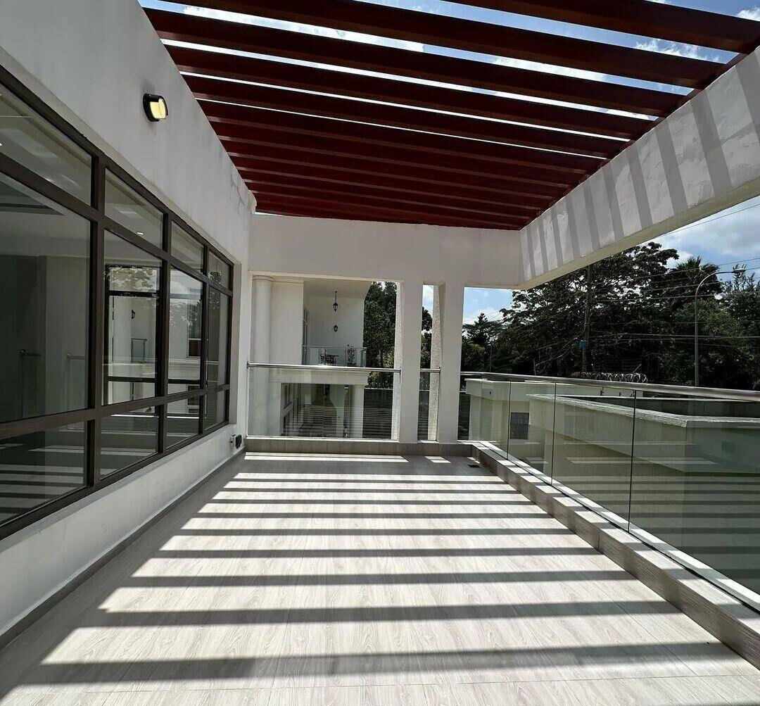 Smart Villa with Moon Roof, Sauna & Jacuzzi - Lavington