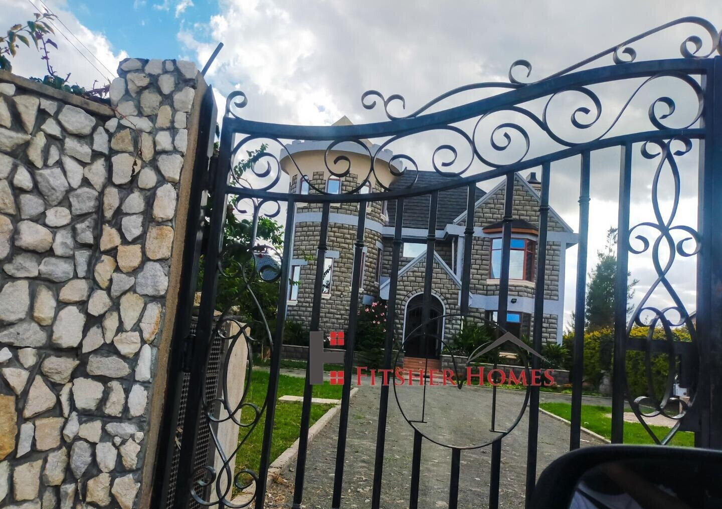 1/4 Acre Castle with 4BR