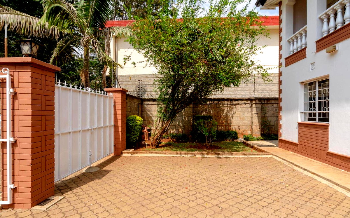 4BR All-Ensuite Townhouse with DSQ & Mature Garden - Lavington