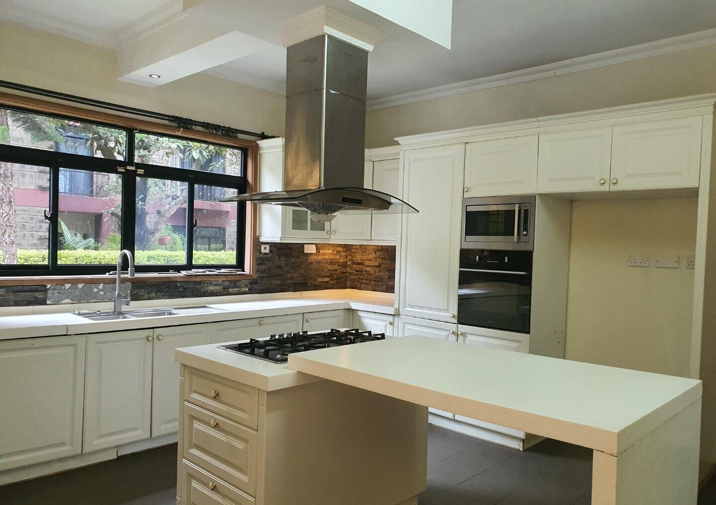 5-Ensuite Townhouse with Steam Room, Sauna & Jacuzzi - Lavington