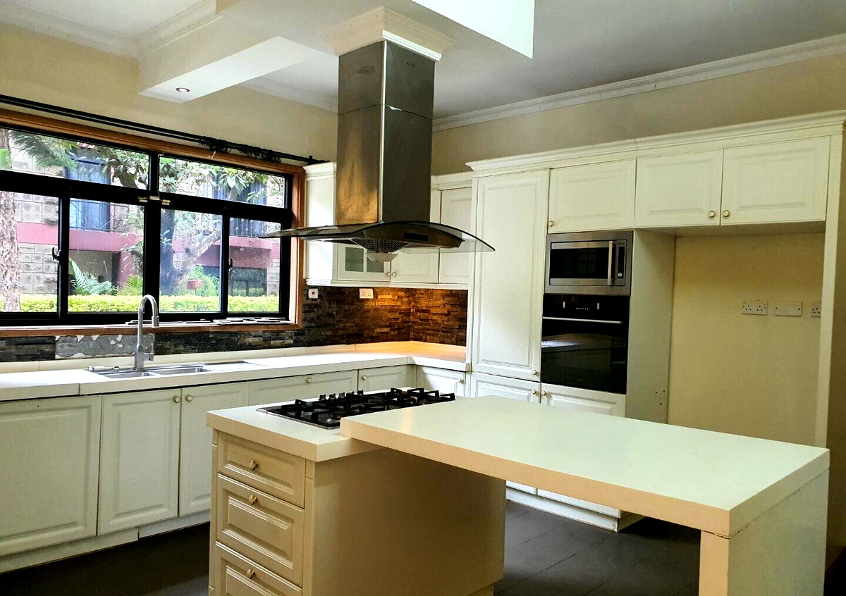 5-Ensuite Townhouse with Steam Room, Sauna & Jacuzzi - Lavington