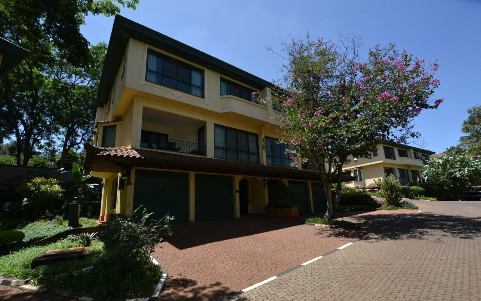 3BR Townhouse in Kyuna – Heated Pool, Gym & Tennis Court