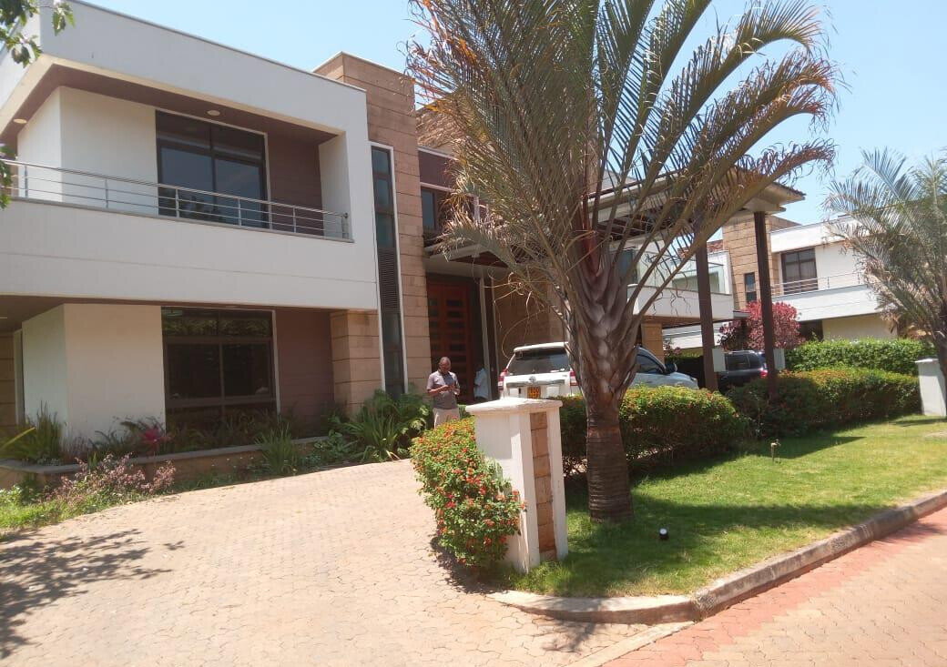 5-Ensuite Townhouse with DSQ & Fireplace – Karen Gated Community