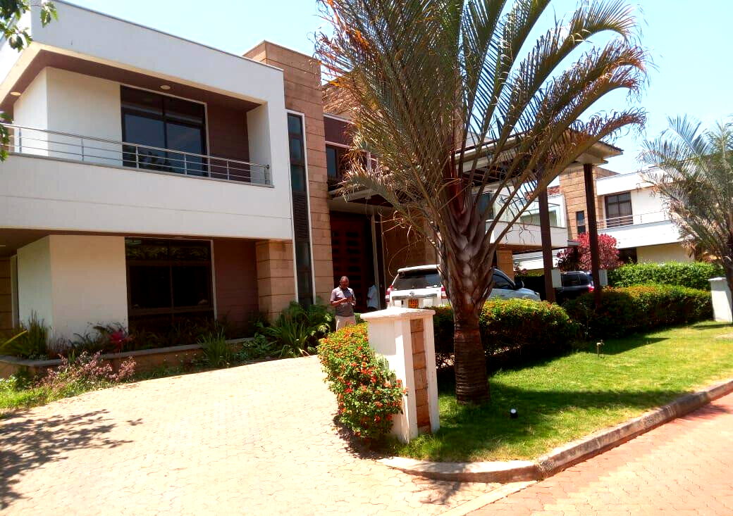 5-Ensuite Townhouse with DSQ & Fireplace – Karen Gated Community